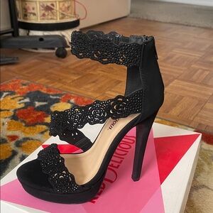 Elegant Black Heels with Floral Cutouts